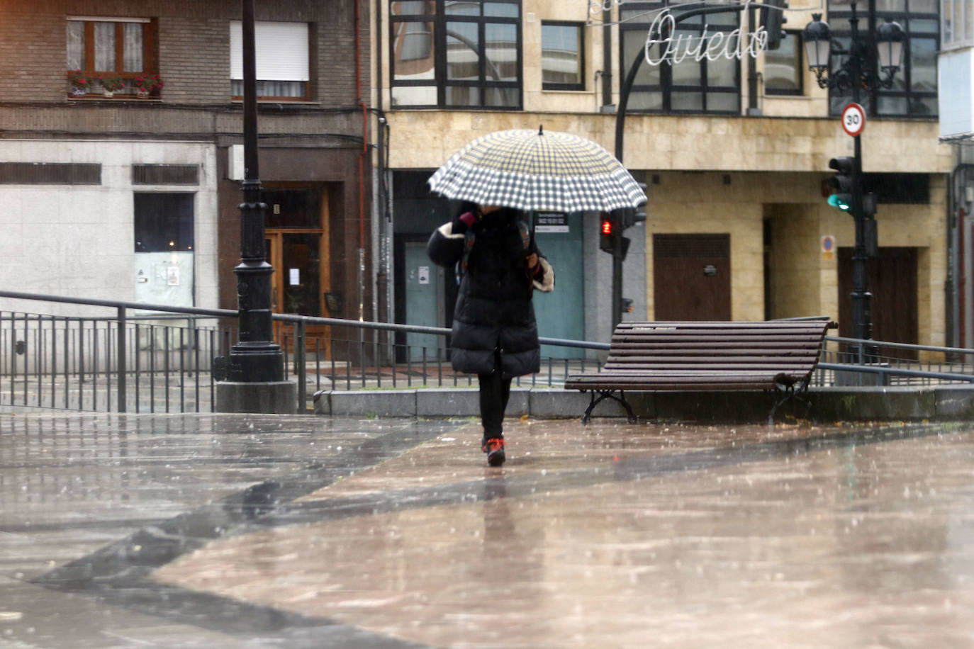 Lluvia y viento para un frío fin de semana en Oviedo