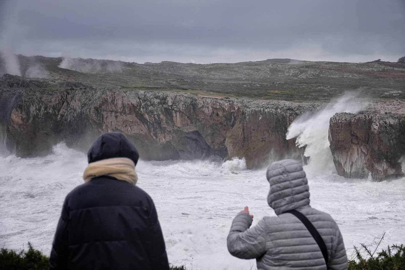 Las impresionantes olas y la fuerza del mar atraen a los curiosos, que pasean por los acantilados de Llanes y Ribadesella aprovechando para capturar el momento con sus fotografías. 