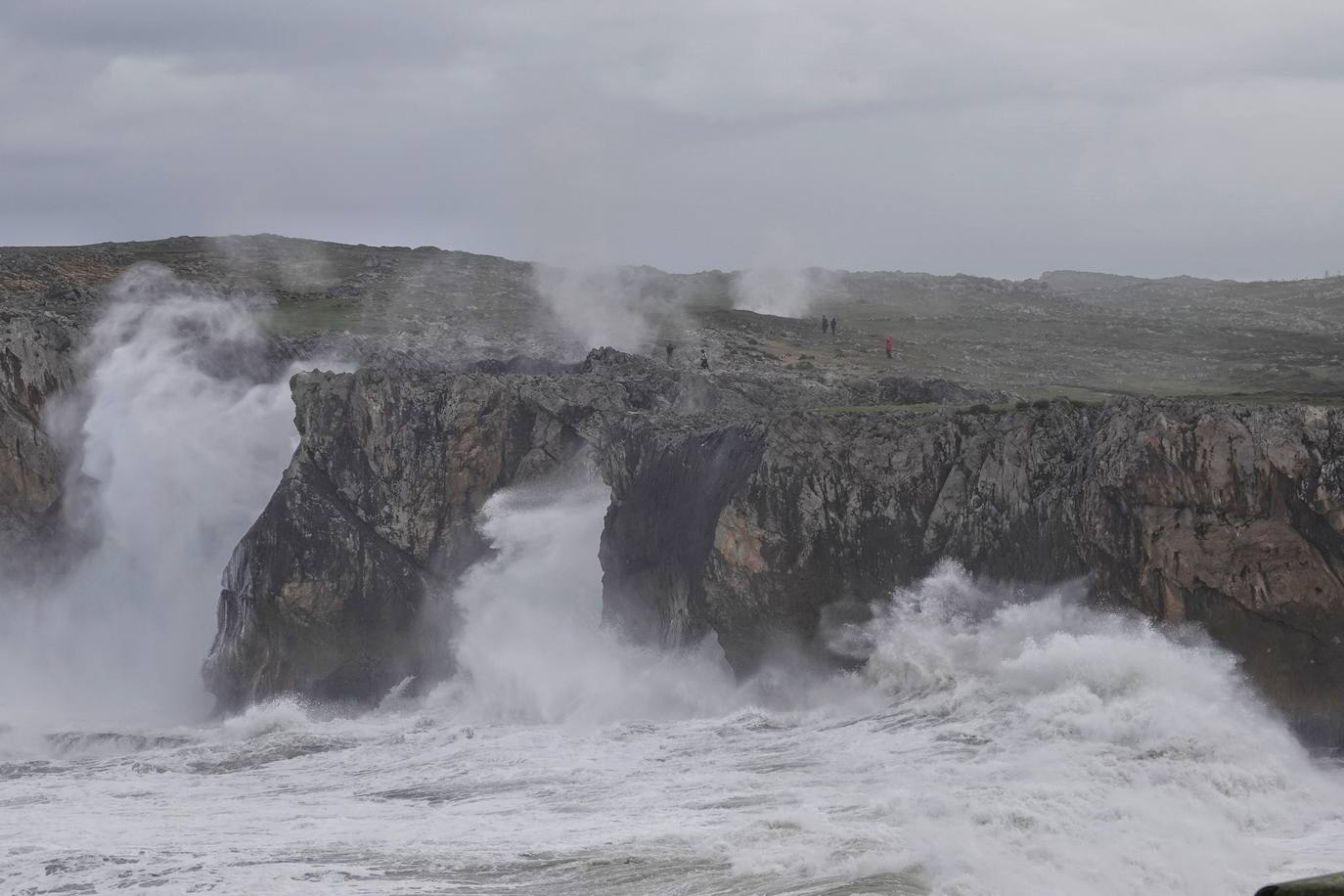 Las impresionantes olas y la fuerza del mar atraen a los curiosos, que pasean por los acantilados de Llanes y Ribadesella aprovechando para capturar el momento con sus fotografías. 