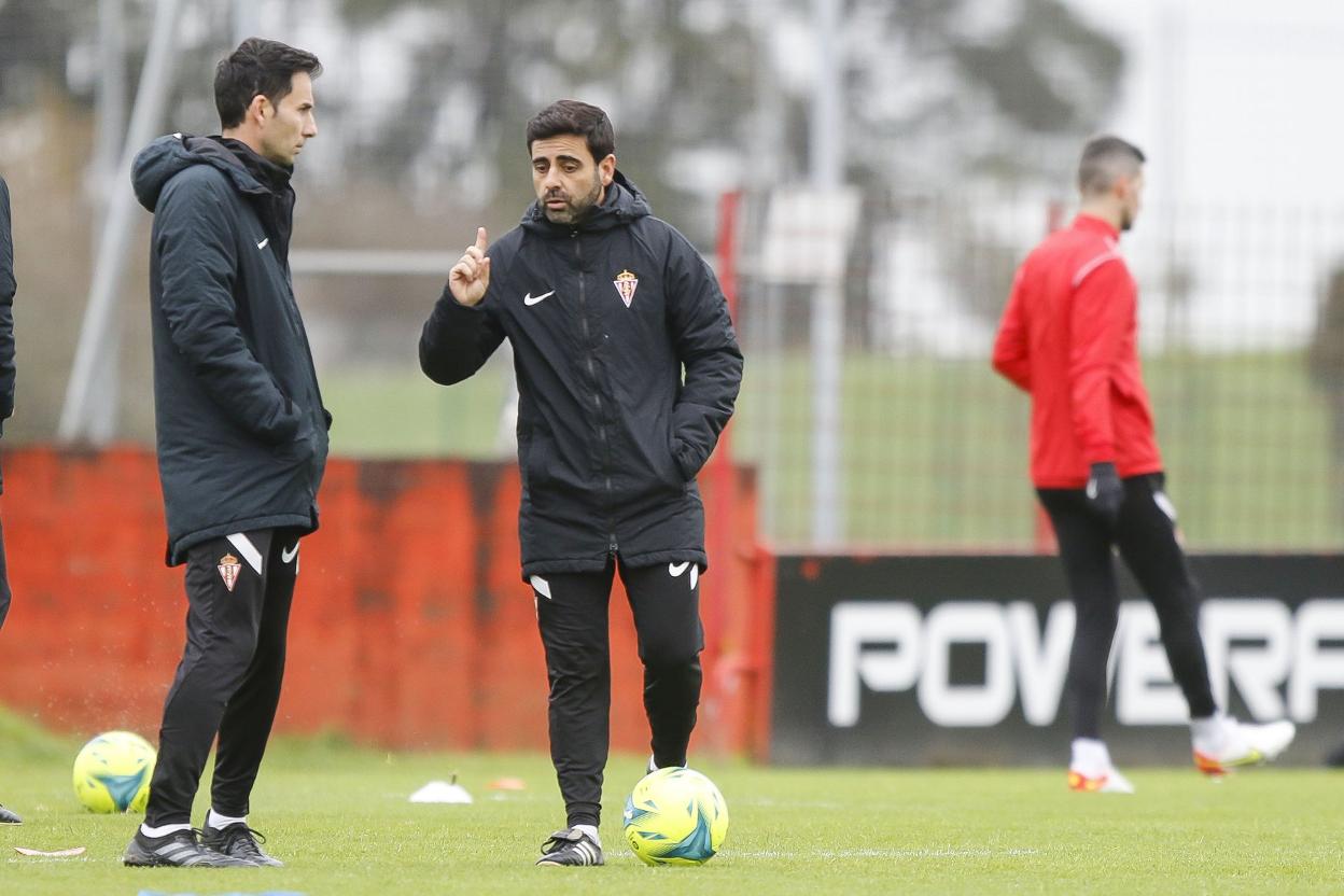 David Gallego dialoga en Mareo con el segundo entrenador rojiblanco, Toni Clavero.