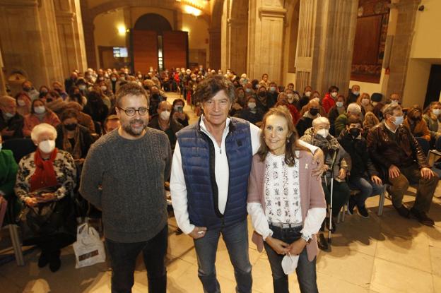 Miguel Rojo, jefe de Cultura y Sociedad de EL COMERCIO, el científico Carlos López Otín y Montse Cuesta Fanjul, quien presentó al autor, al inicio del acto en la Colegiata de San Juan Bautista. 