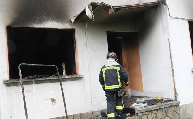 Imagen principal - Un incendio destroza la primera planta de una casa en Ceares