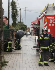 Imagen secundaria 2 - Un incendio destroza la primera planta de una casa en Ceares