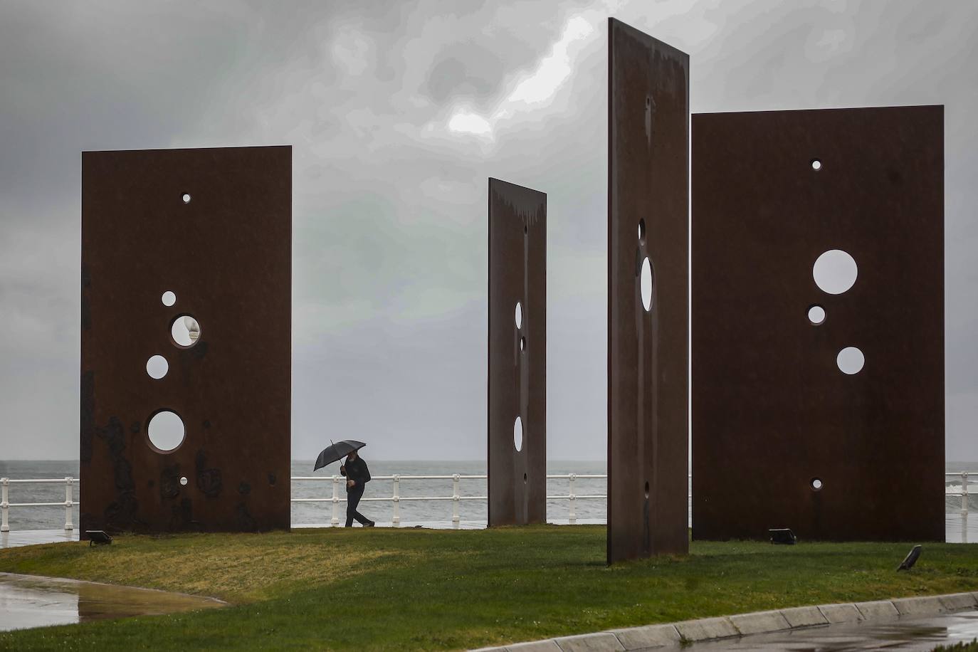 Fotos: Gijón, entre el viento y la lluvia