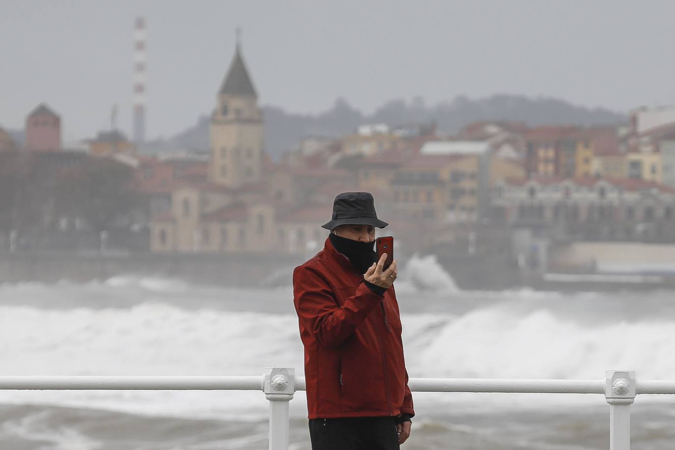 Fotos: Gijón, entre el viento y la lluvia