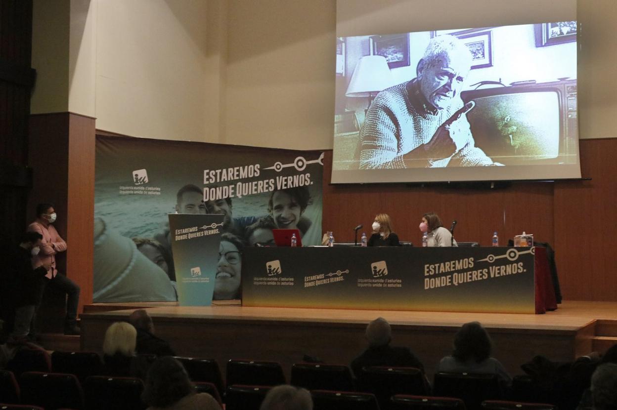 Un momento del homenaje a Horacio Fernández Inguanzo, 'El Paisano', con el que arrancó la convención de IU ayer, en Oviedo. 