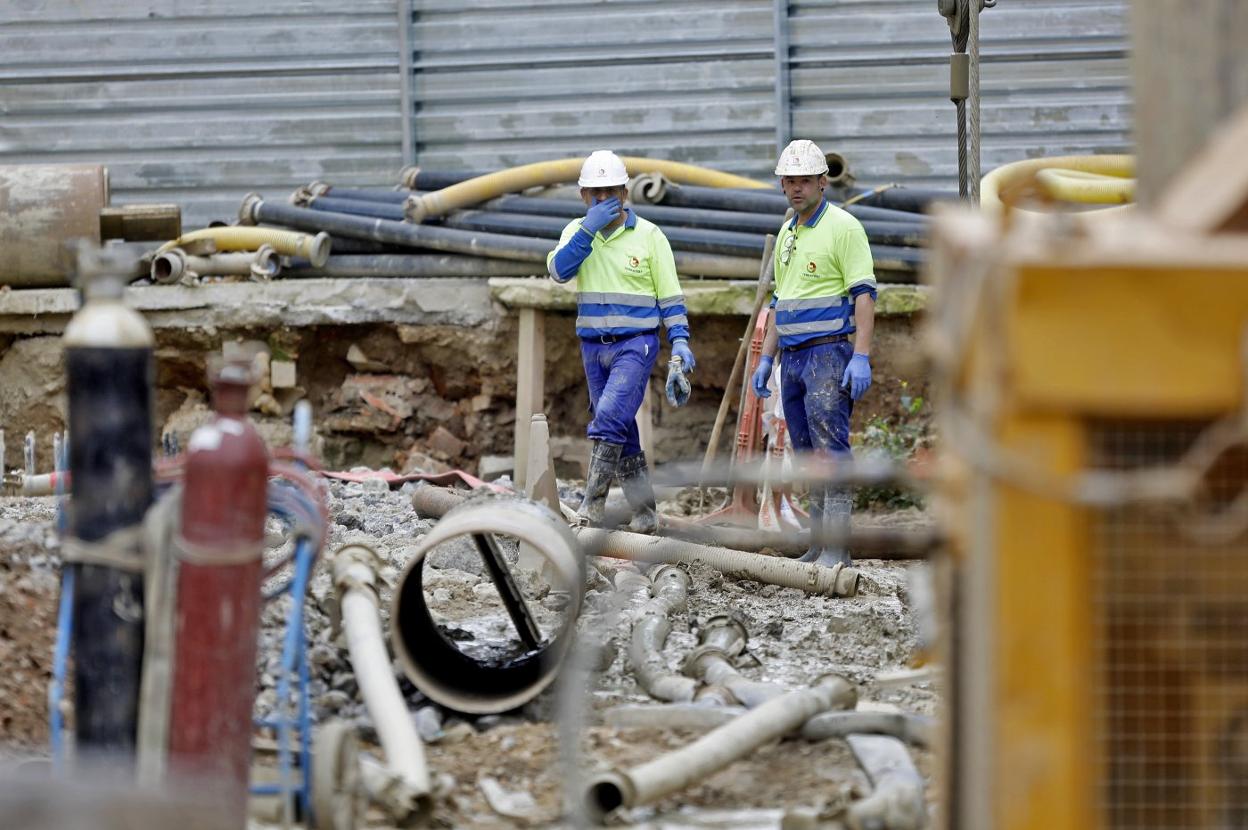 Trabajadores de la construcción, en una obra en Asturias. 