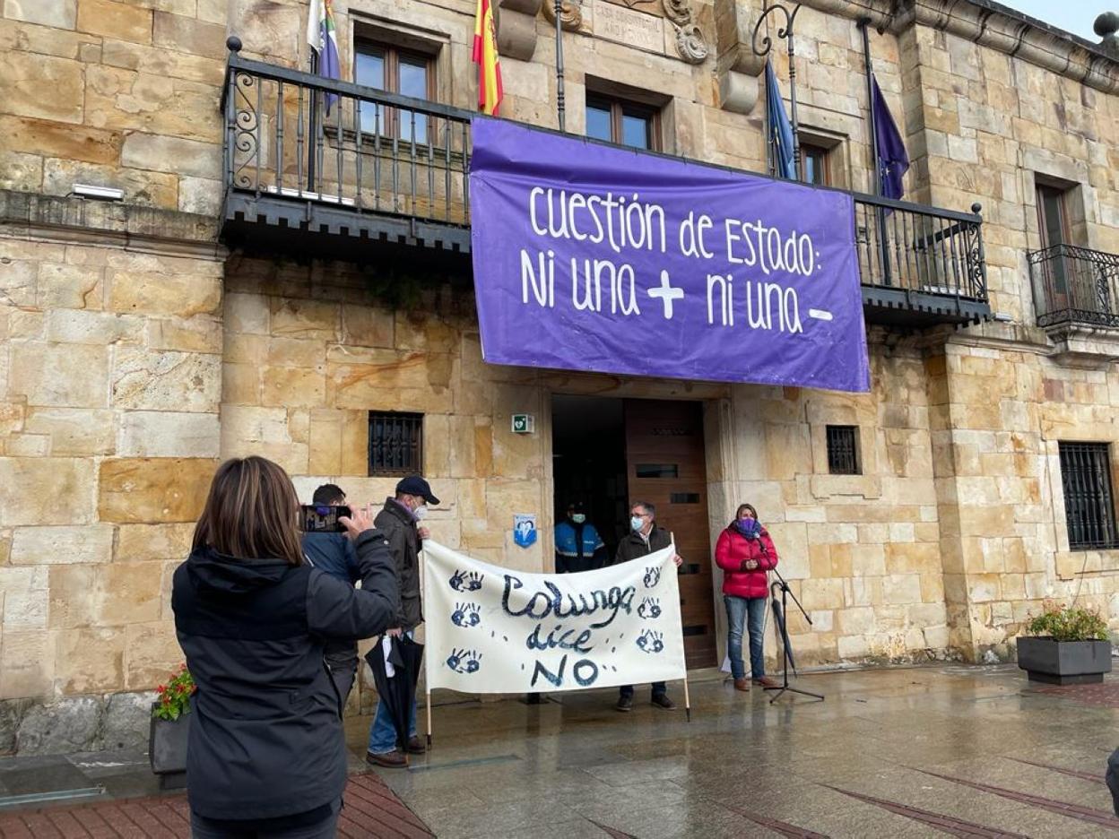 Concentración ante el Ayuntamiento de Colunga tras la marcha de ayer. 