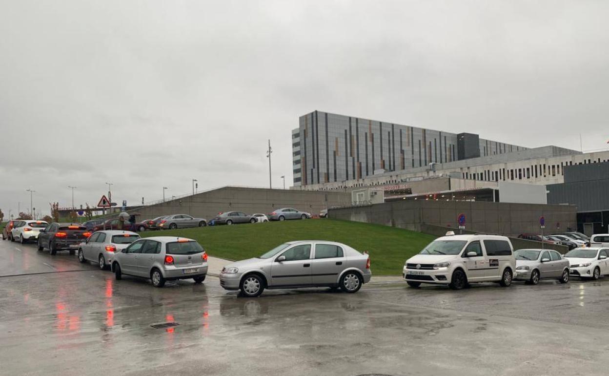 En el HUCA este domingo se registran grandes colas de coches para vacunación. Estos días se ha comenzado con la inoculación de la tercera dosis al personal sanitario y se continúa con la de las personas mayores de 70 años.