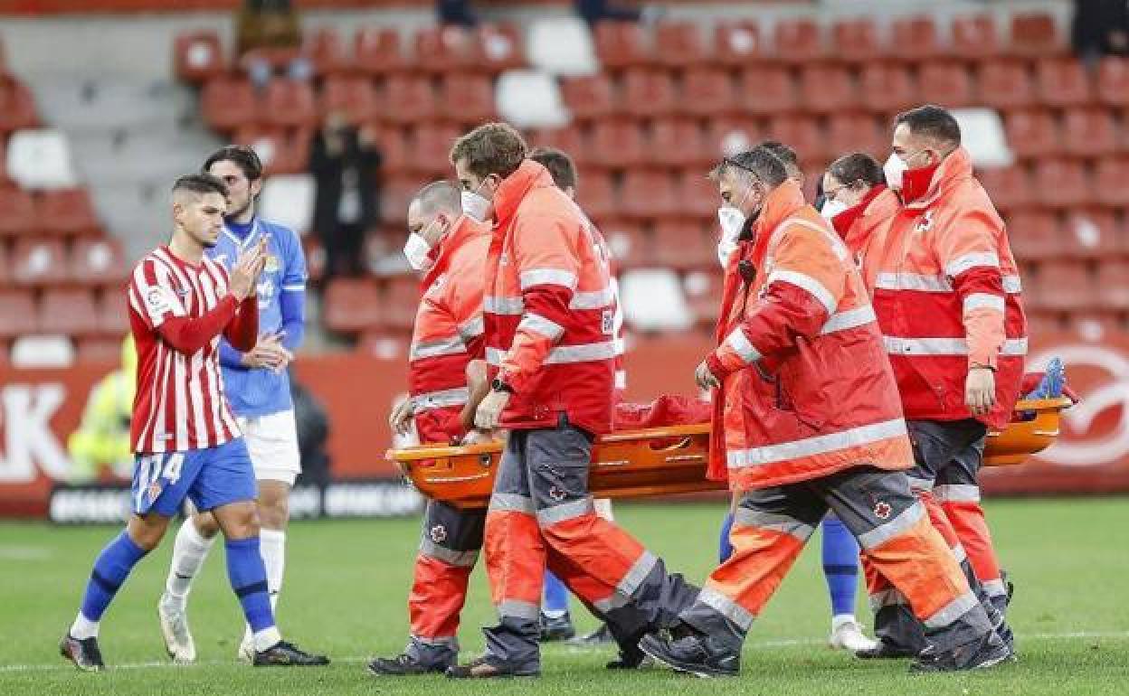 Juanma Marrero sale del campo en camilla tras su grave lesión. 