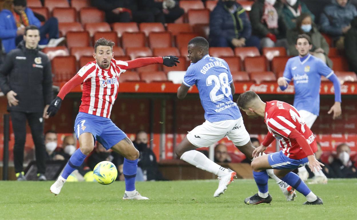 Una jugada del partido entre el Sporting y el Fuenlabrada 