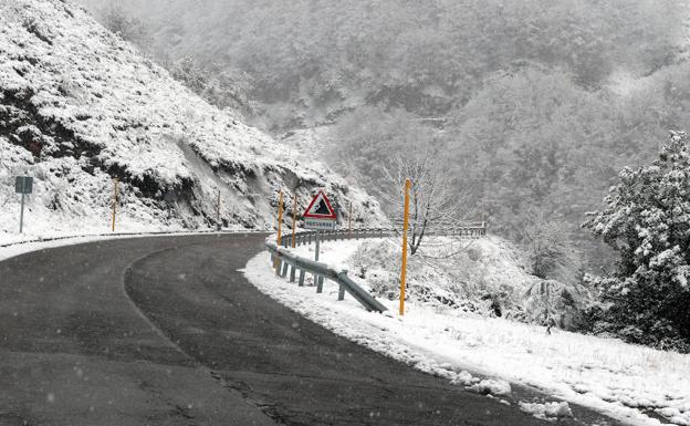 El riesgo de aludes obliga a cerrar cinco carreteras en Asturias 