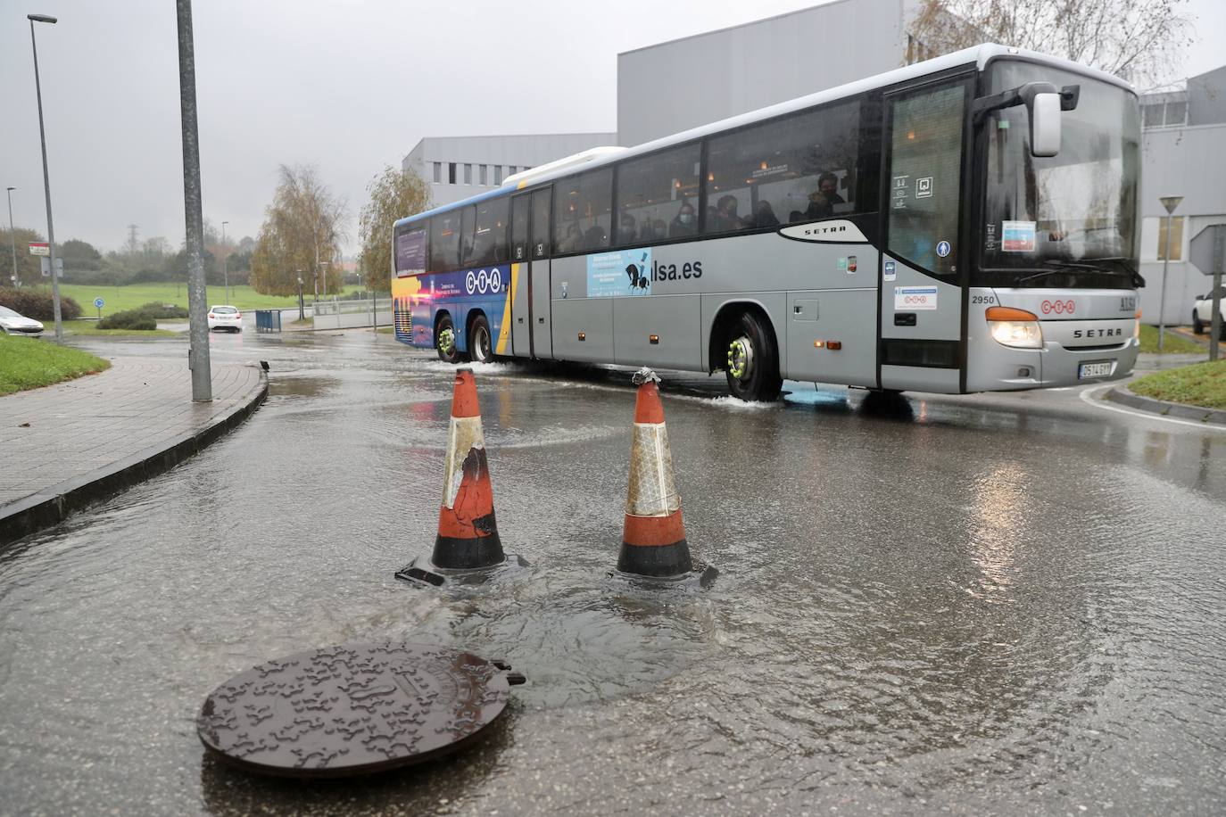 El caudal del río Peñafrancia ha sobrepasado el nivel de las arquetas ya saturadas y se desbordó, anegando varios viales de la Escuela Politécnica de Gijón 