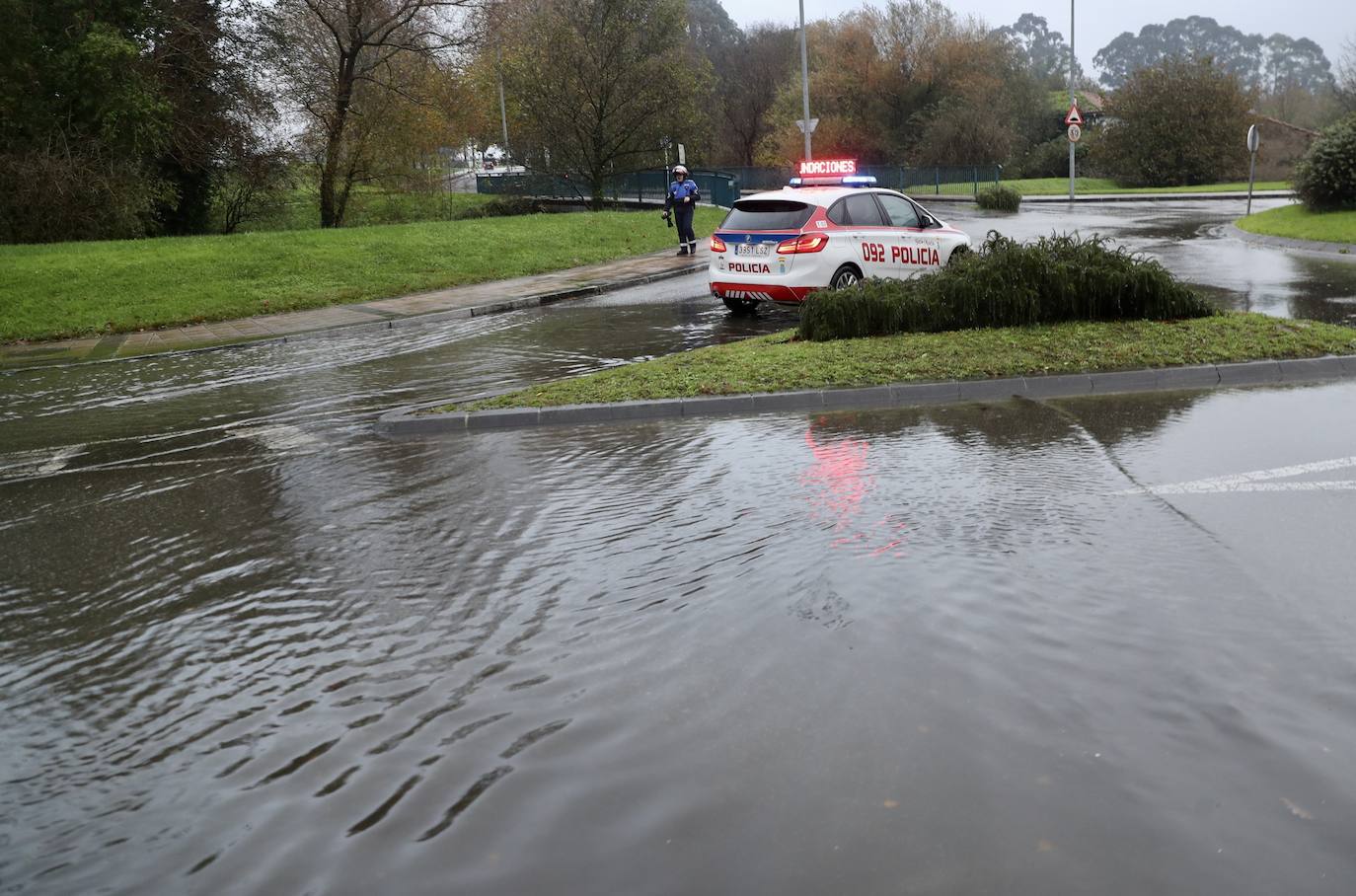 El caudal del río Peñafrancia ha sobrepasado el nivel de las arquetas ya saturadas y se desbordó, anegando varios viales de la Escuela Politécnica de Gijón 