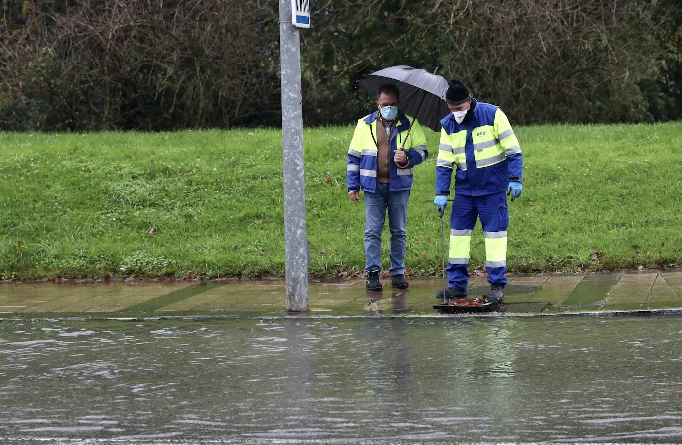 El caudal del río Peñafrancia ha sobrepasado el nivel de las arquetas ya saturadas y se desbordó, anegando varios viales de la Escuela Politécnica de Gijón 