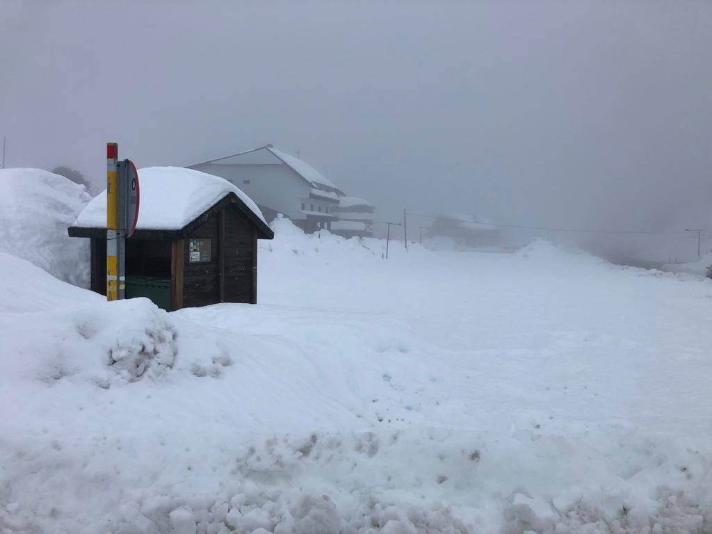 La nieve caída en los últimos días está aumentando notablemente el espesor en las estaciones de esquí asturianas, como en la de Brañillín