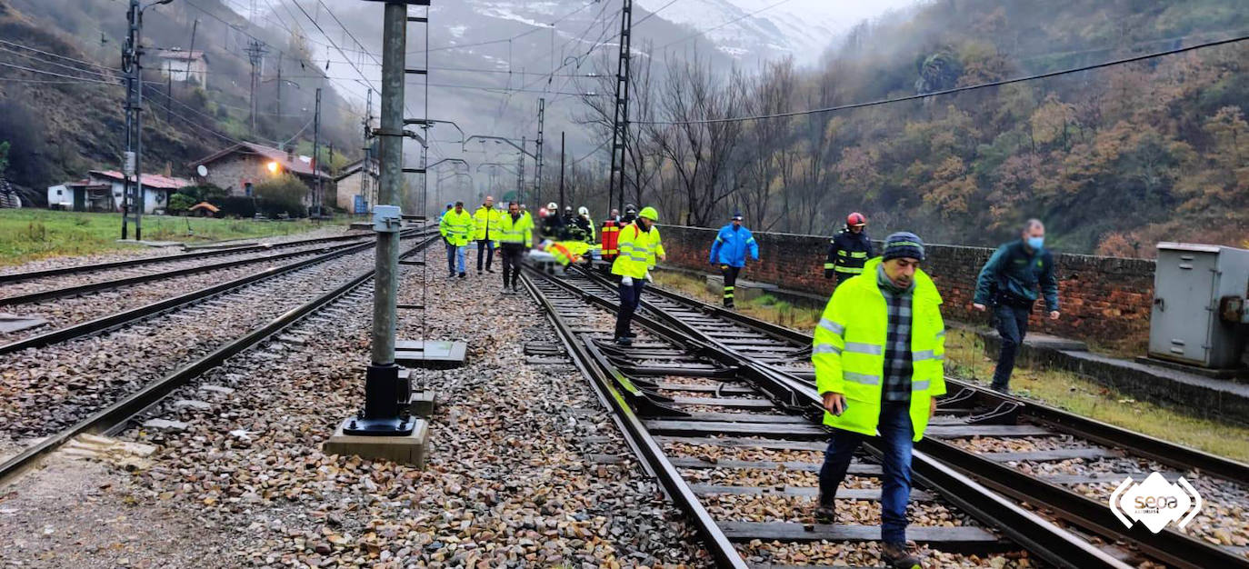 Un argayo esta madrugada en la rampa de Pajares ha cortado de nuevo la conexión ferroviaria con la meseta. El mercancías 52750 se empotró contra el desprendimiento y los equipos de rescate tuvieron que acudir a sacar al maquinista