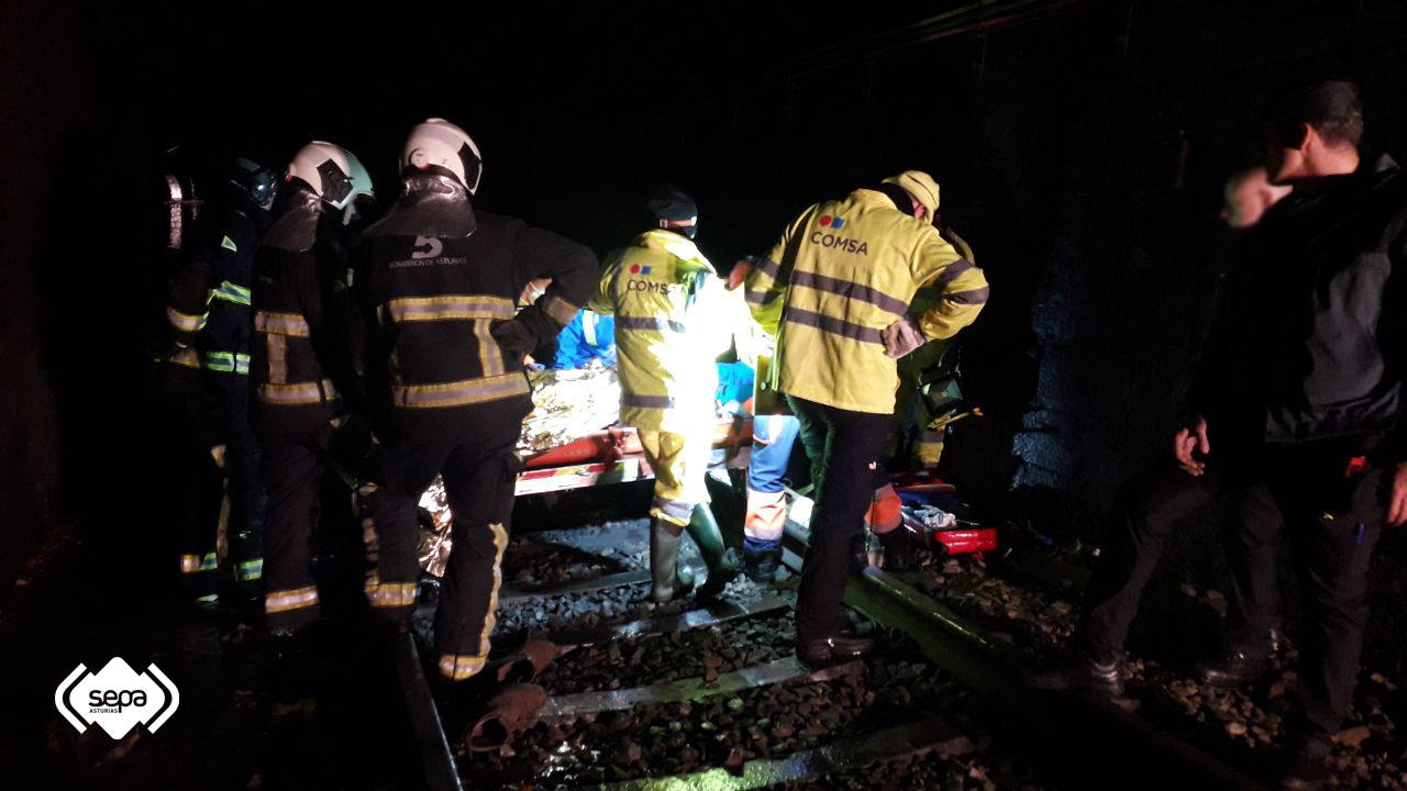 Un argayo esta madrugada en la rampa de Pajares ha cortado de nuevo la conexión ferroviaria con la meseta. El mercancías 52750 se empotró contra el desprendimiento y los equipos de rescate tuvieron que acudir a sacar al maquinista