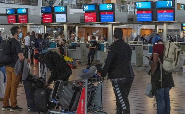 Pasajeros en el aeropuerto de Ciudad del Cabo (Sudáfrica). 