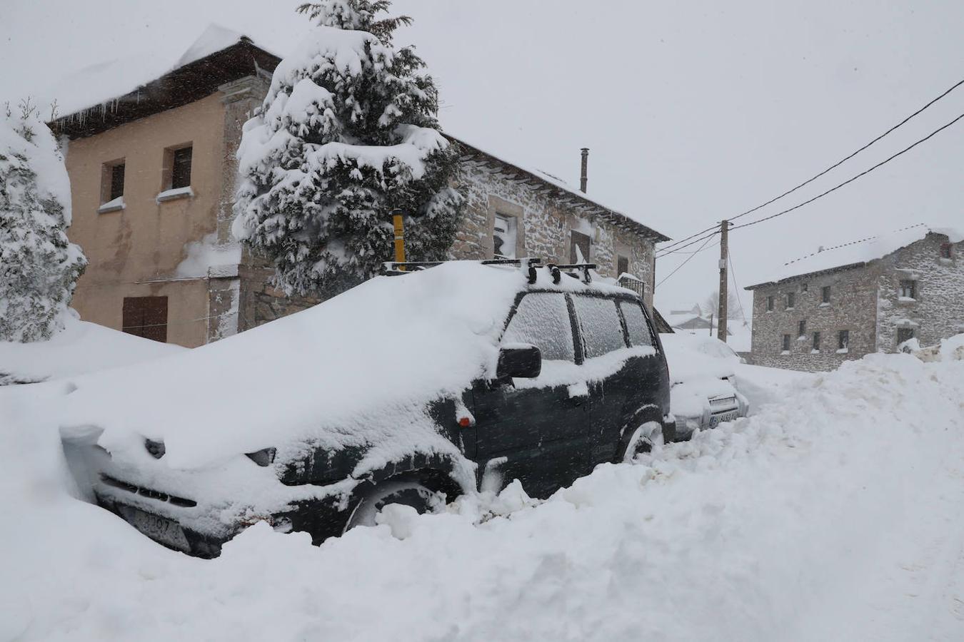 Las intensas nevadas han cubierto la montaña asturiana.