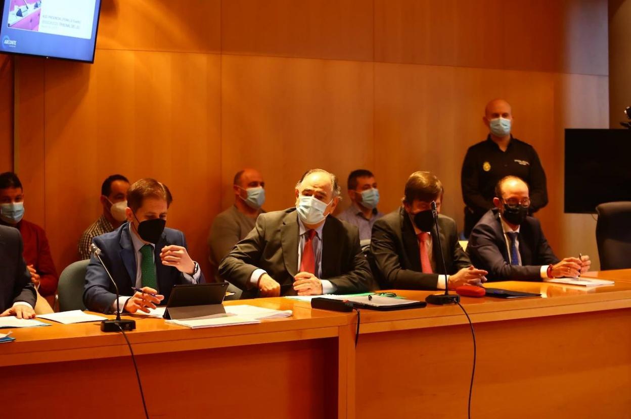 Los acusados, sentados detrás de sus abogados. 