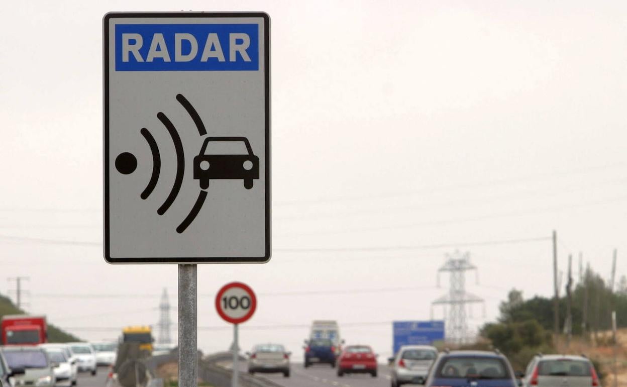 Una señal anuncia la presencia de un radar