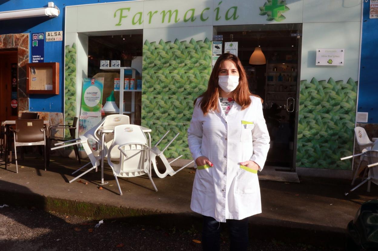 La farmacéutica Silvia Rial, que regenta la farmacia de Soto de la Barca y el botiquín de Tuña, teme que sus pacientes se queden sin las medicinas que necesitan. 