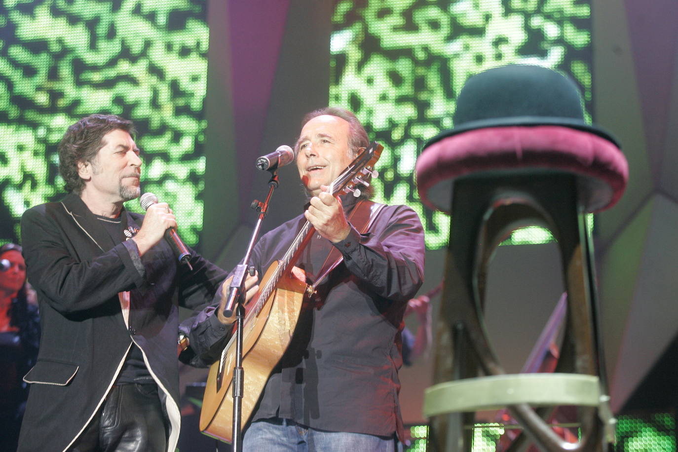 El cantante Joan Manuel Serrat, de 77 años, se despedirá en el año 2022 de los escenarios, con una última gira de conciertos que iniciará el próximo 27 de abril en el Beacon Theatre de la ciudad de Nueva York y finalizará el 23 de diciembre en el Palau Sant Jordi de Barcelona. Previsiblemente, su adiós de los escenarios no pasará por Asturias pero en sus seis décadas de carrera el cantante que canta al Mediterráneo ha visitado el Principado en numerosas ocasiones. Estas son algunas de ellas