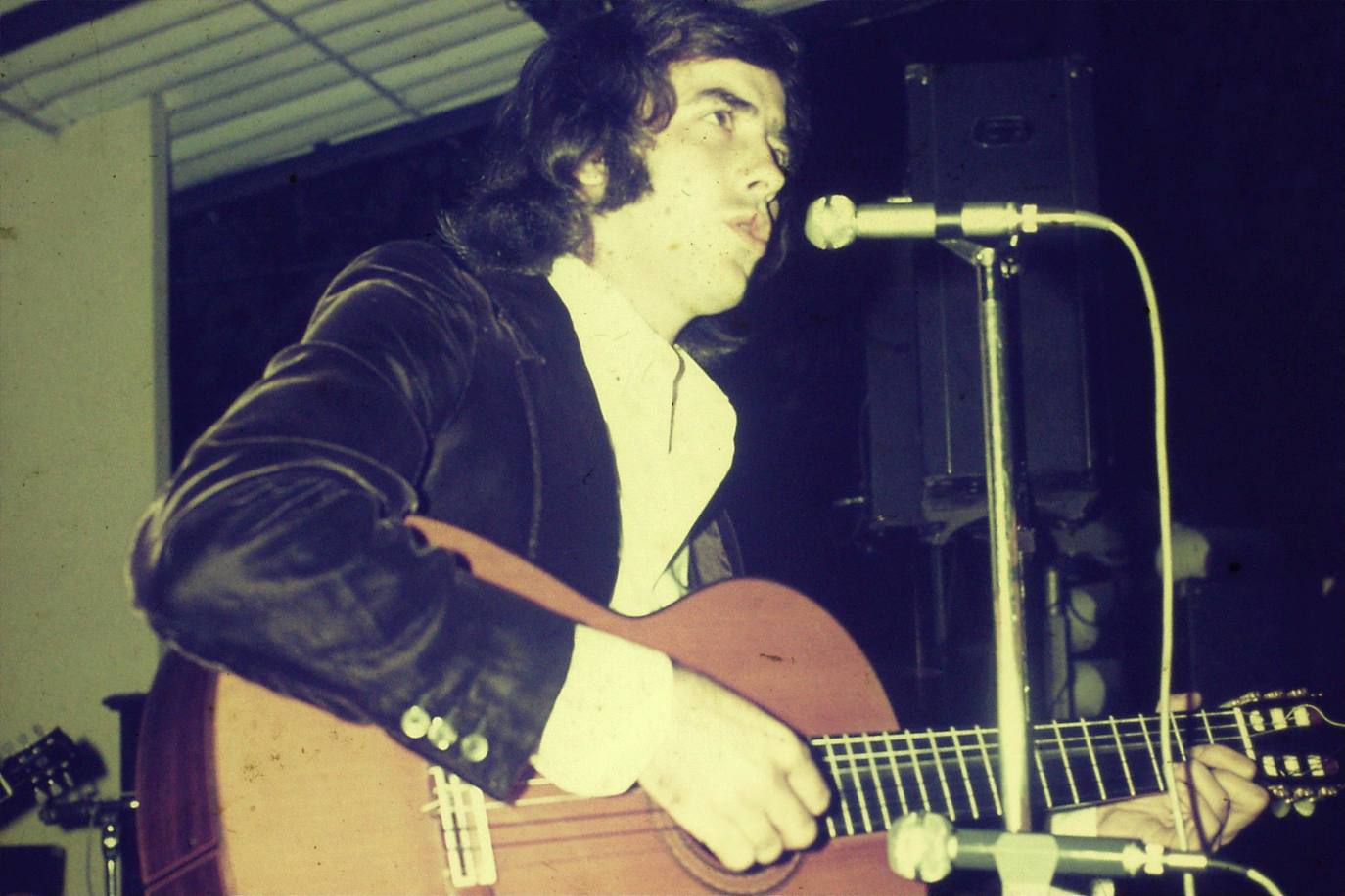 El cantante Joan Manuel Serrat, de 77 años, se despedirá en el año 2022 de los escenarios, con una última gira de conciertos que iniciará el próximo 27 de abril en el Beacon Theatre de la ciudad de Nueva York y finalizará el 23 de diciembre en el Palau Sant Jordi de Barcelona. Previsiblemente, su adiós de los escenarios no pasará por Asturias pero en sus seis décadas de carrera el cantante que canta al Mediterráneo ha visitado el Principado en numerosas ocasiones. Estas son algunas de ellas