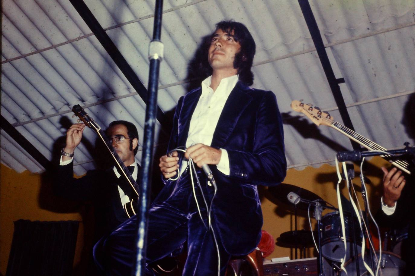 El cantante Joan Manuel Serrat, de 77 años, se despedirá en el año 2022 de los escenarios, con una última gira de conciertos que iniciará el próximo 27 de abril en el Beacon Theatre de la ciudad de Nueva York y finalizará el 23 de diciembre en el Palau Sant Jordi de Barcelona. Previsiblemente, su adiós de los escenarios no pasará por Asturias pero en sus seis décadas de carrera el cantante que canta al Mediterráneo ha visitado el Principado en numerosas ocasiones. Estas son algunas de ellas