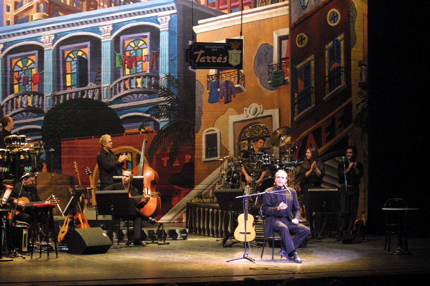 El cantante Joan Manuel Serrat, de 77 años, se despedirá en el año 2022 de los escenarios, con una última gira de conciertos que iniciará el próximo 27 de abril en el Beacon Theatre de la ciudad de Nueva York y finalizará el 23 de diciembre en el Palau Sant Jordi de Barcelona. Previsiblemente, su adiós de los escenarios no pasará por Asturias pero en sus seis décadas de carrera el cantante que canta al Mediterráneo ha visitado el Principado en numerosas ocasiones. Estas son algunas de ellas