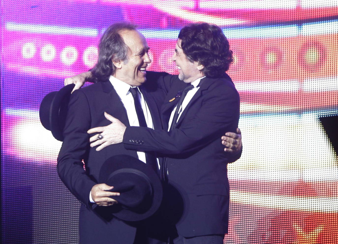 El cantante Joan Manuel Serrat, de 77 años, se despedirá en el año 2022 de los escenarios, con una última gira de conciertos que iniciará el próximo 27 de abril en el Beacon Theatre de la ciudad de Nueva York y finalizará el 23 de diciembre en el Palau Sant Jordi de Barcelona. Previsiblemente, su adiós de los escenarios no pasará por Asturias pero en sus seis décadas de carrera el cantante que canta al Mediterráneo ha visitado el Principado en numerosas ocasiones. Estas son algunas de ellas