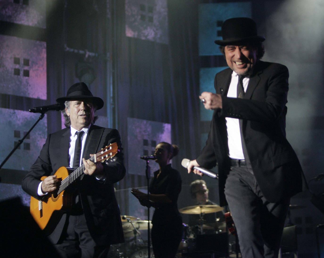 El cantante Joan Manuel Serrat, de 77 años, se despedirá en el año 2022 de los escenarios, con una última gira de conciertos que iniciará el próximo 27 de abril en el Beacon Theatre de la ciudad de Nueva York y finalizará el 23 de diciembre en el Palau Sant Jordi de Barcelona. Previsiblemente, su adiós de los escenarios no pasará por Asturias pero en sus seis décadas de carrera el cantante que canta al Mediterráneo ha visitado el Principado en numerosas ocasiones. Estas son algunas de ellas