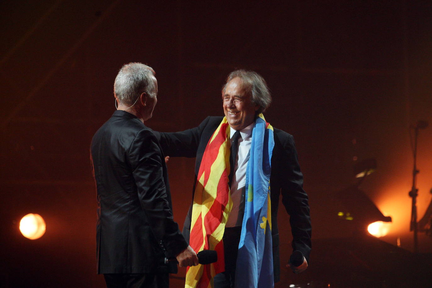 El cantante Joan Manuel Serrat, de 77 años, se despedirá en el año 2022 de los escenarios, con una última gira de conciertos que iniciará el próximo 27 de abril en el Beacon Theatre de la ciudad de Nueva York y finalizará el 23 de diciembre en el Palau Sant Jordi de Barcelona. Previsiblemente, su adiós de los escenarios no pasará por Asturias pero en sus seis décadas de carrera el cantante que canta al Mediterráneo ha visitado el Principado en numerosas ocasiones. Estas son algunas de ellas