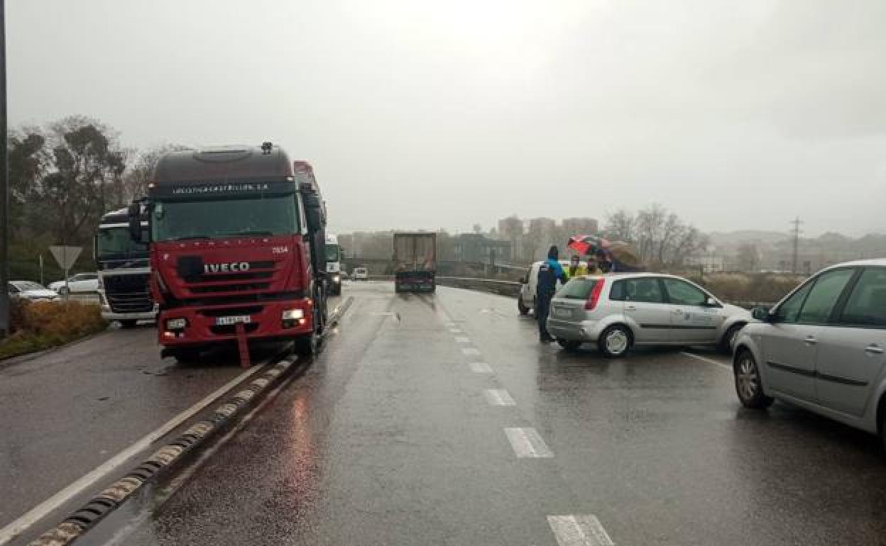 Accidente en el cruce de la Arteria del Puerto con la carretera Avilés-Luanco. 