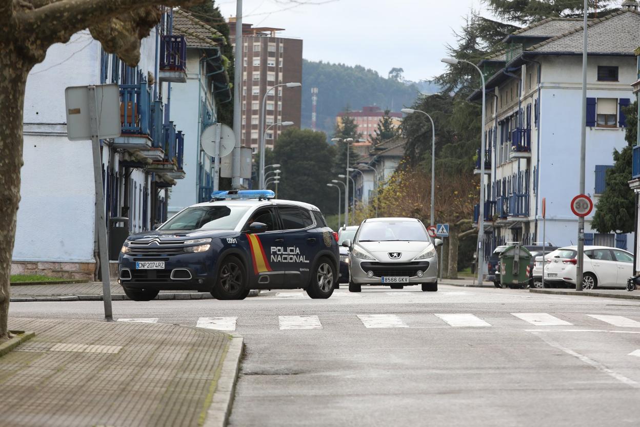 Un coche de la Policía Nacional en las calles de Llaranes. 