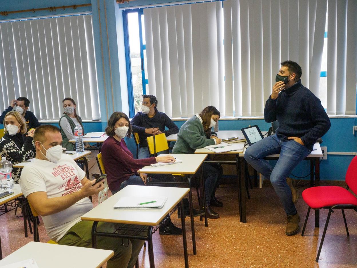 Fernando Macías, en un aula del colegio Virgen de las Mareas. 