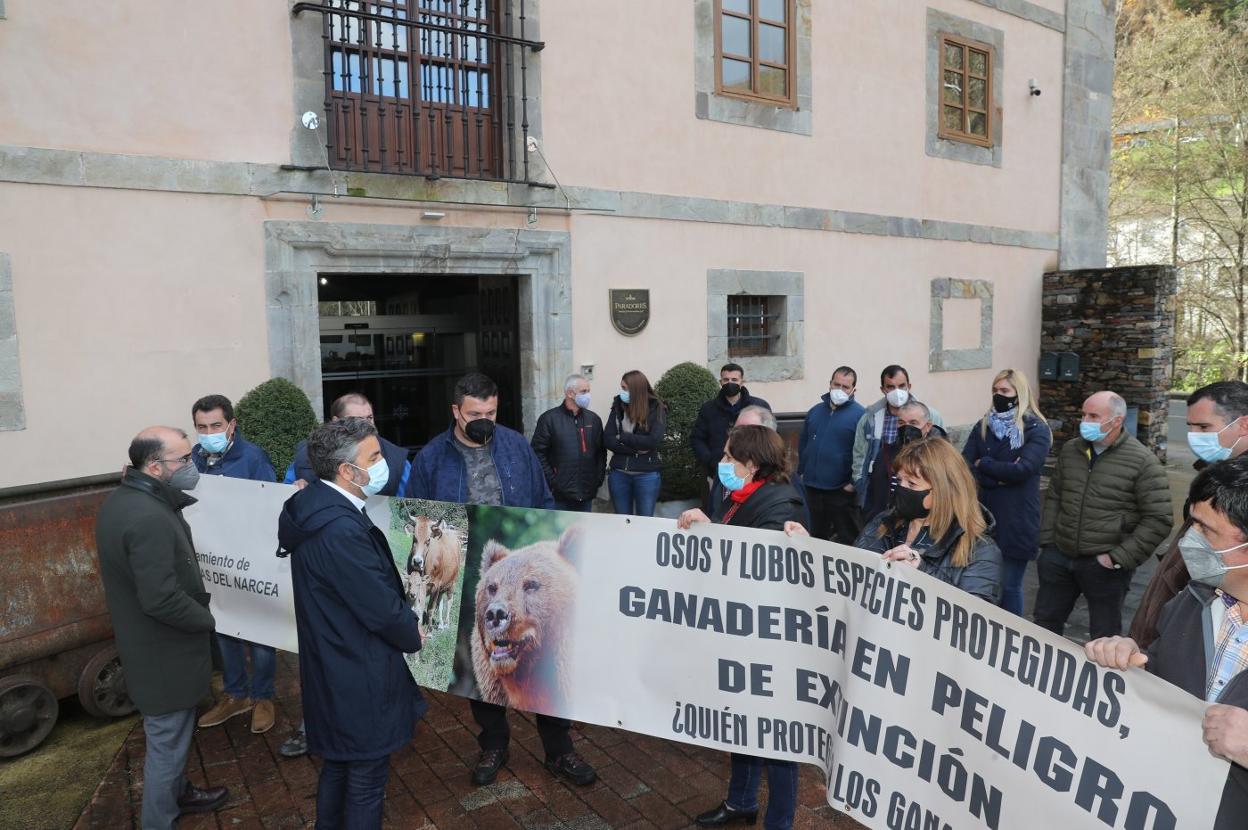 El consejero Alejandro Calvo y el alcalde de Cangas del Narcea, José Víctor Rodríguez, con los ganaderos. 