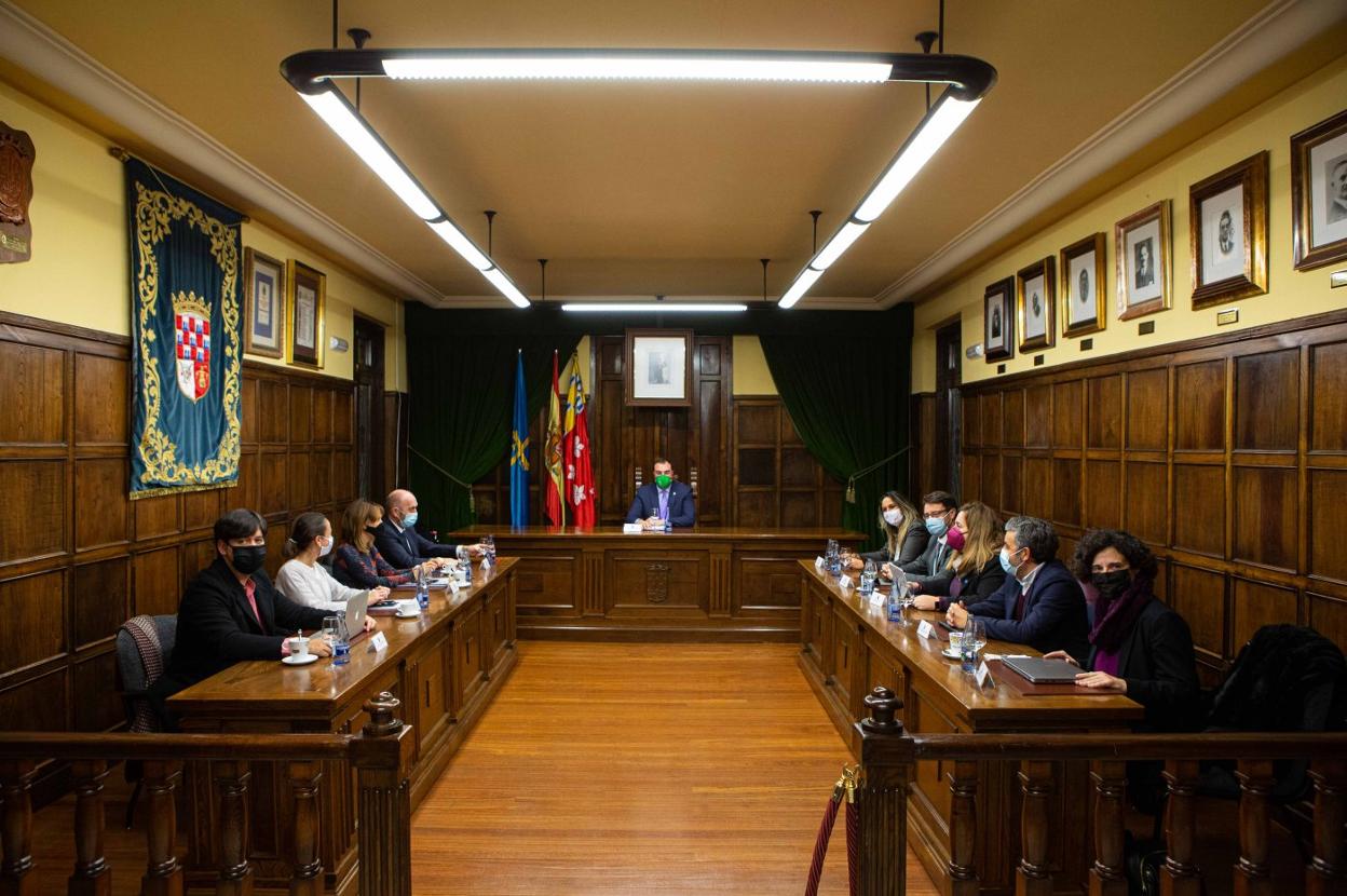 El presidente, Adrián Barbón, preside el Consejo de Gobierno en el Ayuntamiento de Nava. 
