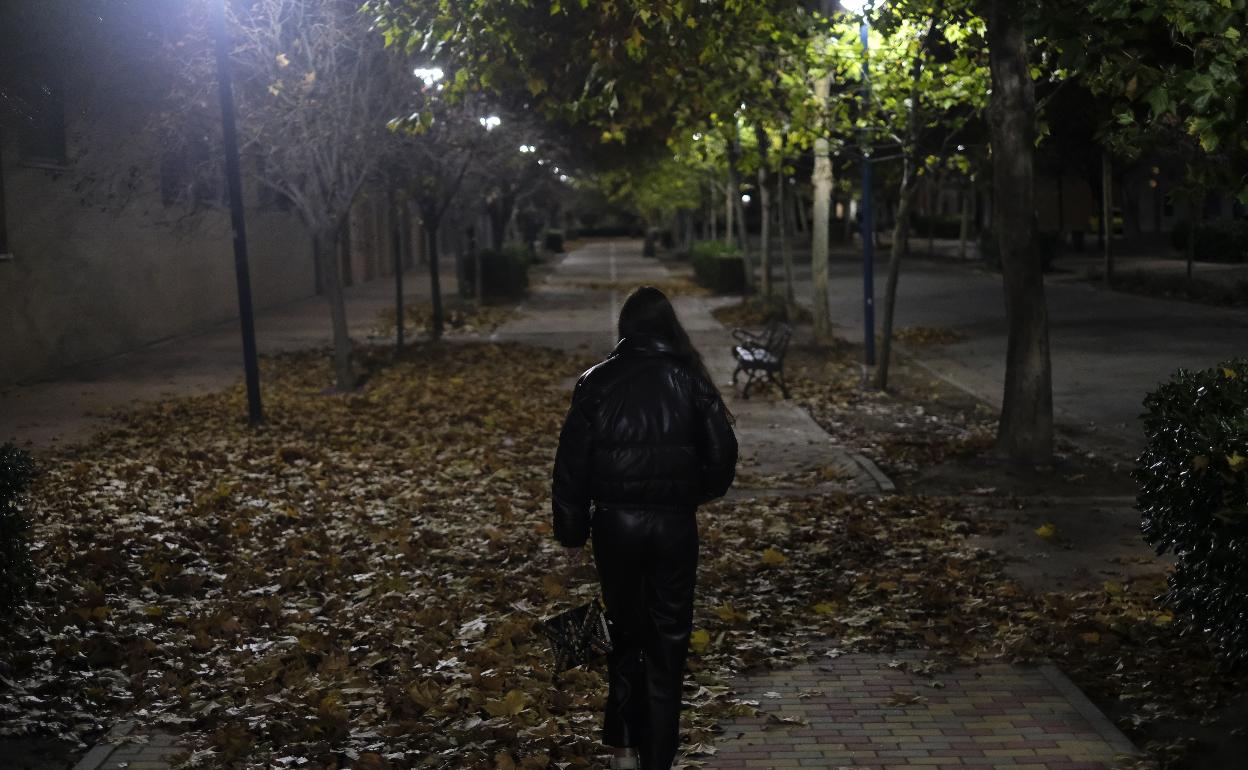 Adolescente sola volviendo a casa de noche.