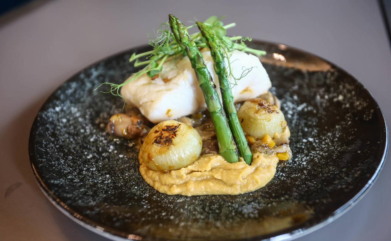 Bacalao confitado con hummus de corral y setas