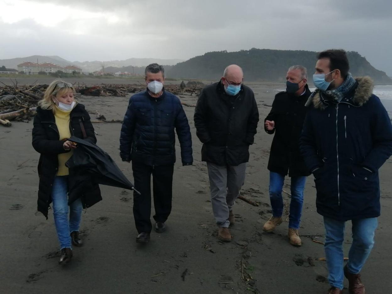 Representantes de PP, PSOE y CISB, ayer, en los Quebrantos. 