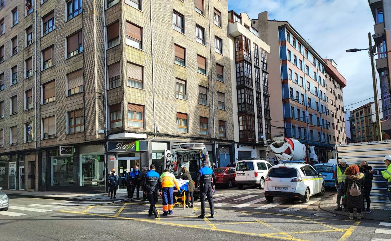 Los servicios médicos asisten a la mujer atropellada.