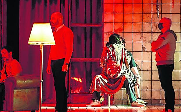 Imagen principal - La propuesta enlaza la violencia patriarcal del Cinquecento con la de la dictadura. | Un matadero donde la palabra 'Borgia' da paso a 'Orgía' es el escenario de la trama. | El canadiense Yves Abel ('Pelléas et Mélisande')dirigirá a Oviedo Filarmonía.