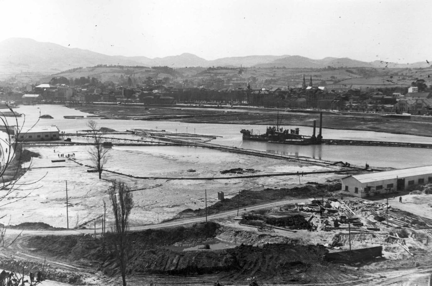 Vista general de las labores de dragrado y relleno de terrenos con la draga Pax y sus sistema de tuberías