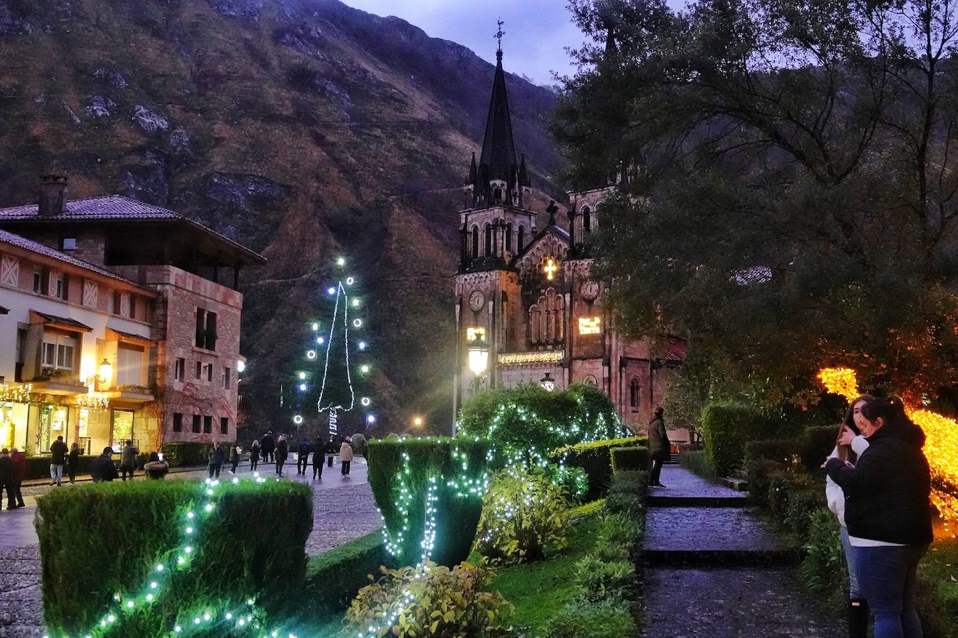Fotos: Cangas de Onís y Covadonga encienden la Navidad