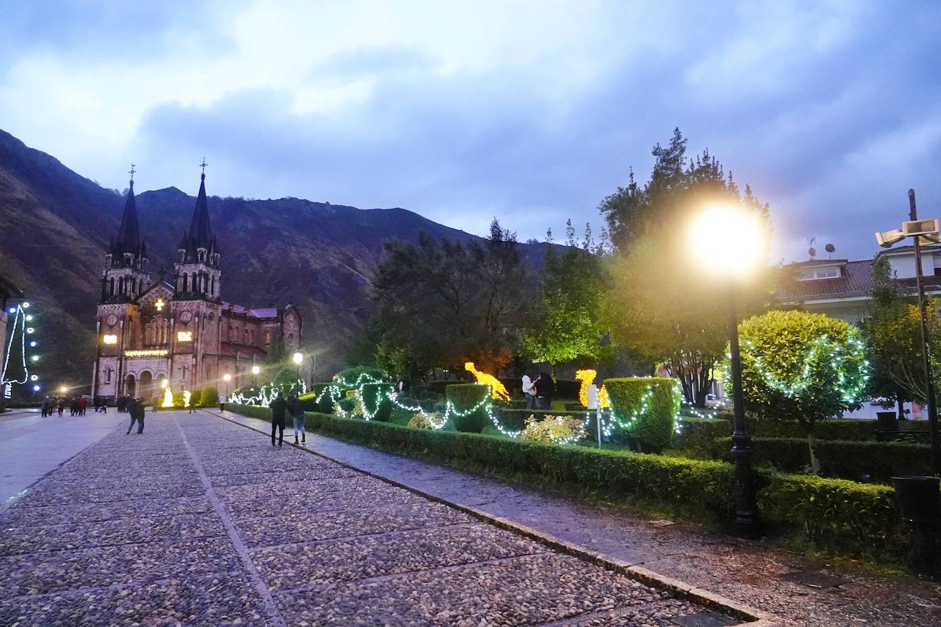 Fotos: Cangas de Onís y Covadonga encienden la Navidad