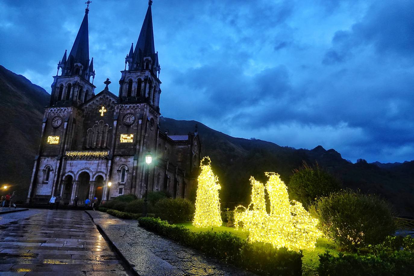 Fotos: Cangas de Onís y Covadonga encienden la Navidad