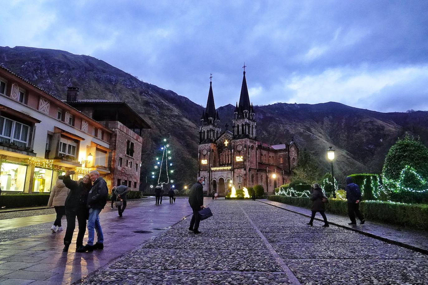 Fotos: Cangas de Onís y Covadonga encienden la Navidad