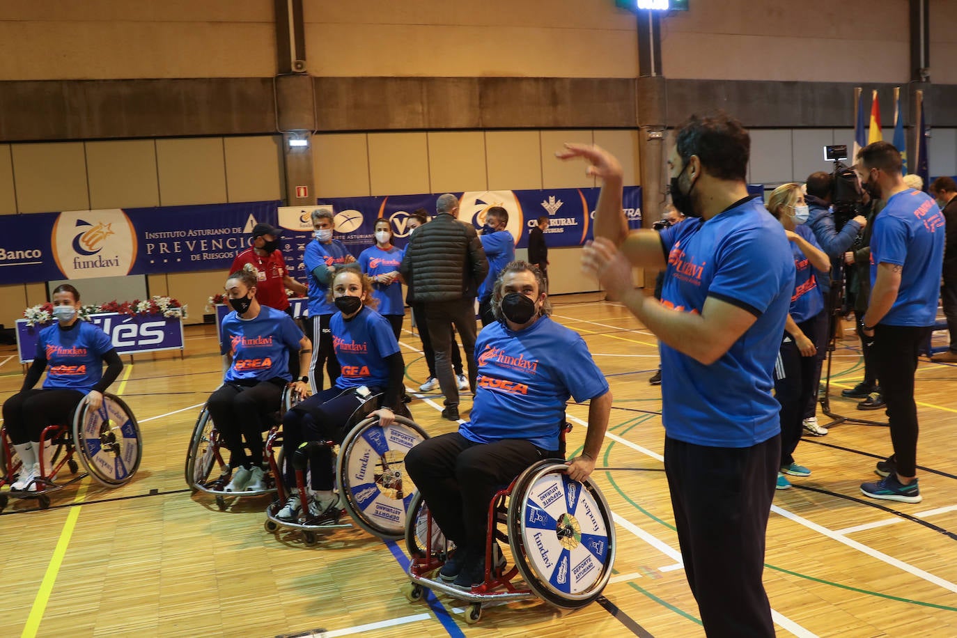 «Tenemos que hacer todo lo posible para ayudar a los deportistas adaptados». Bajo esta premisa, Avilés reunió un elenco de deportistas, entre los que había rostros muy reconocibles de gente solidarizada con la causa como Saúl Cravioto, oro olímpico en las citas de Pekín 2008 y Río de Janeiro 2016, la leyenda paralímpica Alberto Suárez, y Joaquín Alonso, el hombre que más veces vistió la camiseta del Sporting y actual representante de Relaciones Institucionales en la entidad rojiblanca.